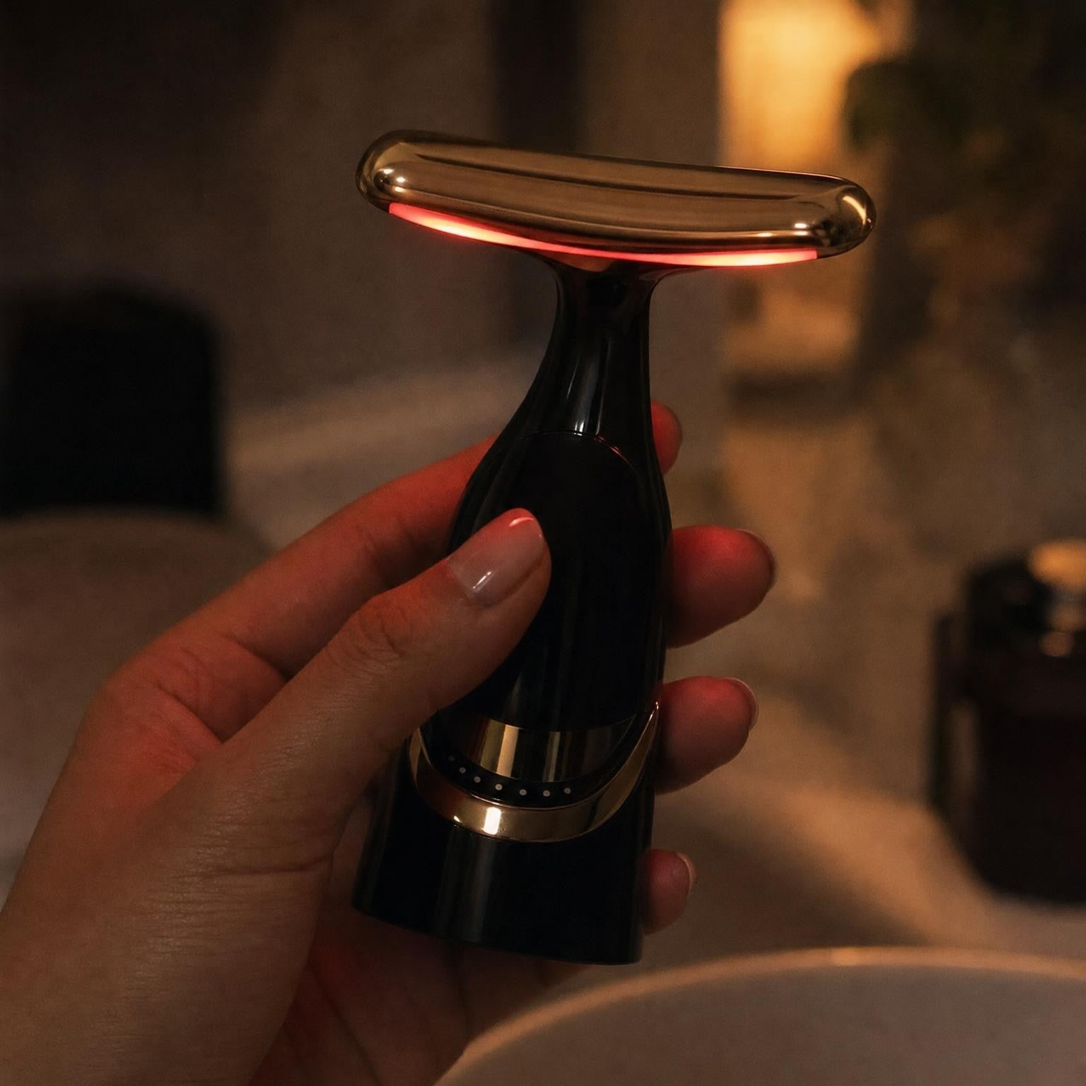Masajeador facial encendido con la luz LED del cabezal iluminada